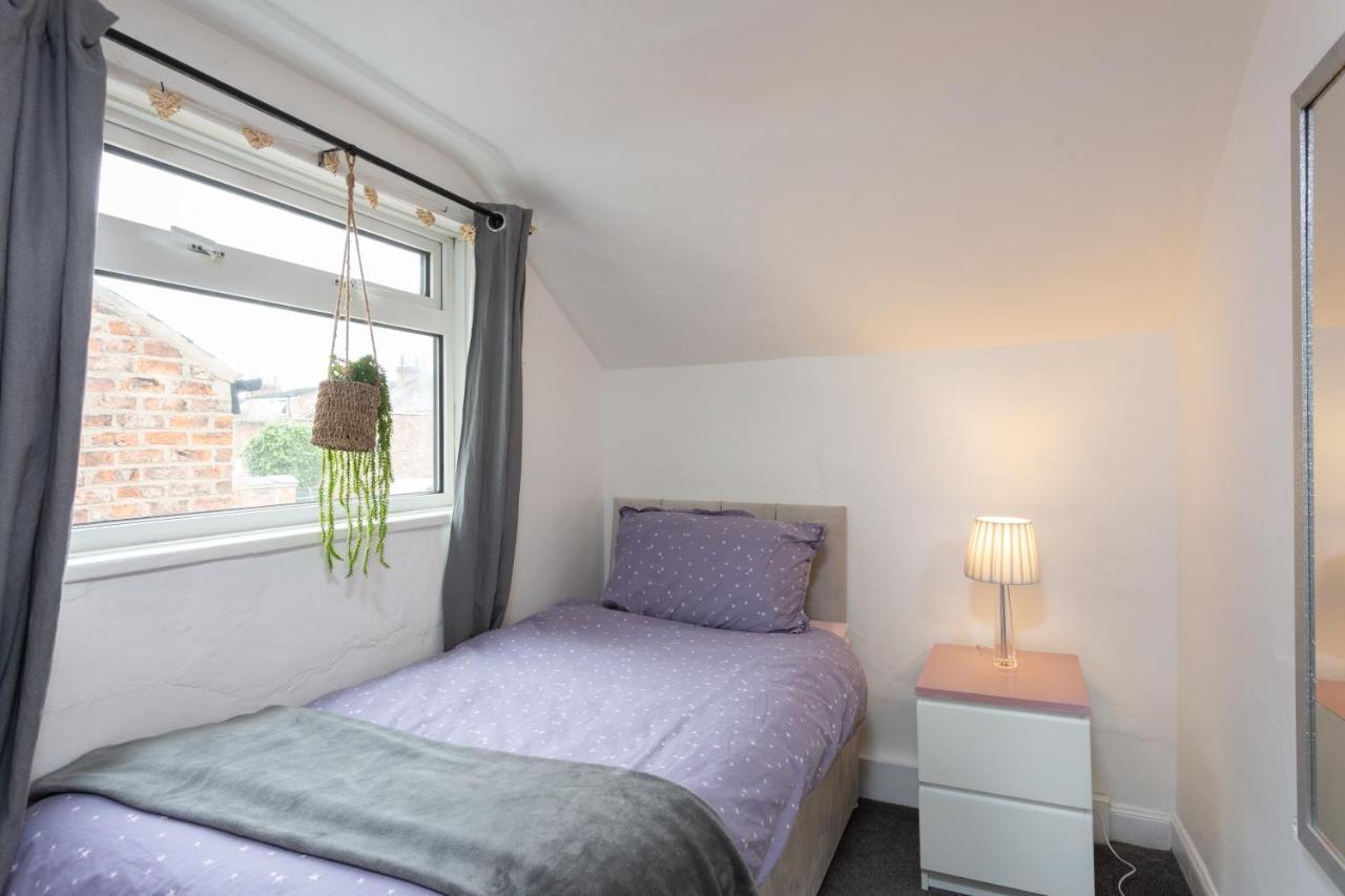 Lovely City Town House With Free Parking Sleeps 2 To 6 Guests ヨーク エクステリア 写真